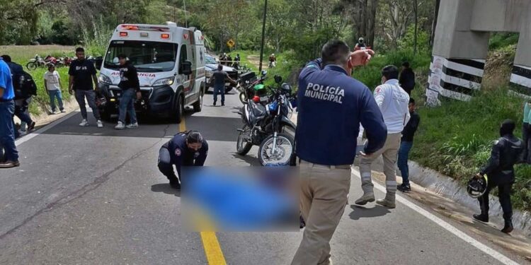 Este accidente costó la vida de dos mujeres, una atrapada bajo una camioneta y otra al ser proyectada contra el pavimento.