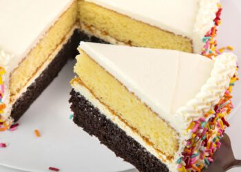 Entre pastel y papitas: ¿cómo afectan los alimentos tradicionales de cumpleaños a la salud?