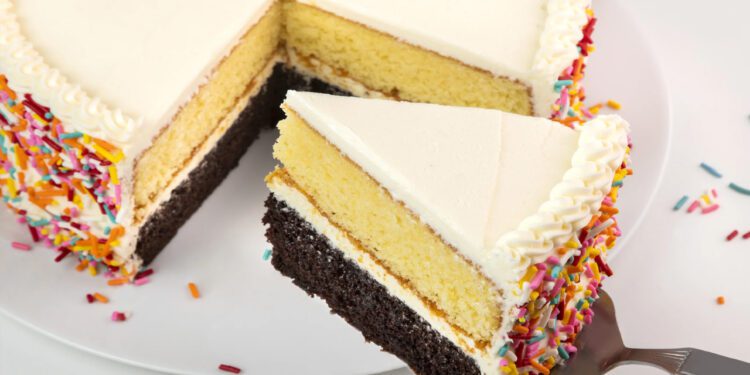 Entre pastel y papitas: ¿cómo afectan los alimentos tradicionales de cumpleaños a la salud?
