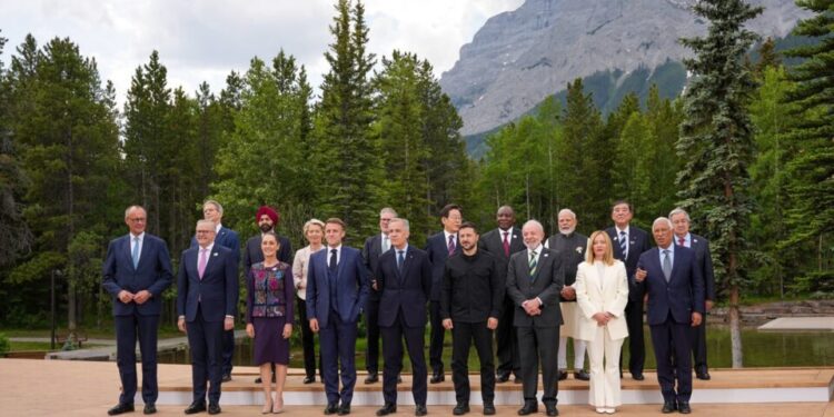 Dialoga Sheinbaum con Trump; aparece en la foto oficial del G7