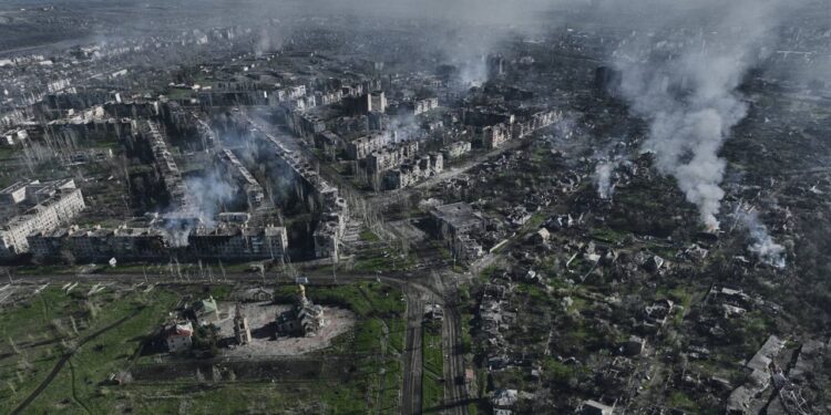 Rusia propone cese total al fuego en negociaciones con Ucrania en Estambul