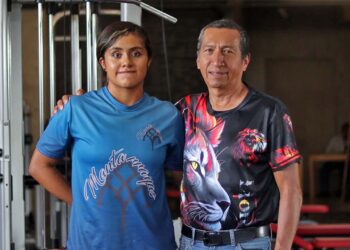 Fotos: Leobardo García Reyes // Sahara Monrroy se colgó cinco medallas en Olimpiada Nacional, en la foto, junto a Guillermo Velasco, el responsable de su preparación.