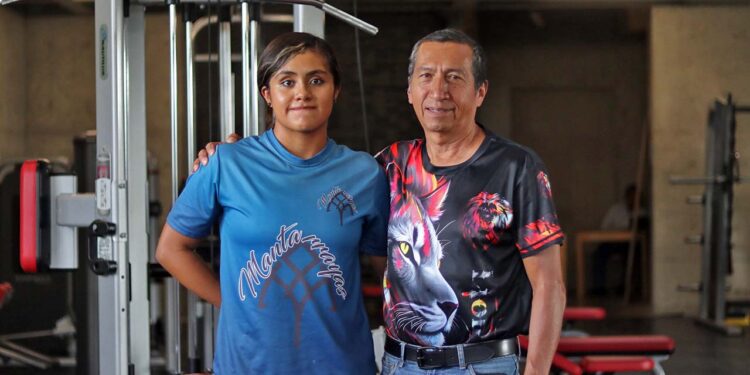 Fotos: Leobardo García Reyes // Sahara Monrroy se colgó cinco medallas en Olimpiada Nacional, en la foto, junto a Guillermo Velasco, el responsable de su preparación.