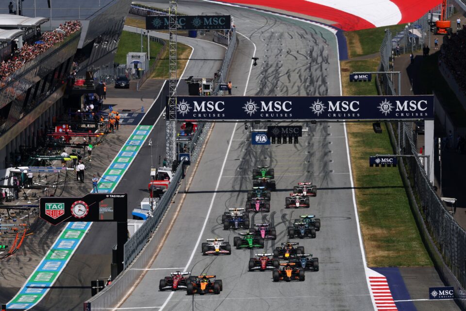 Poco después del arranque, Max Verstappen sufrió un golpe sobre la curva tres por parte de Andrea Kimi Antonelli y dejó la carrera.