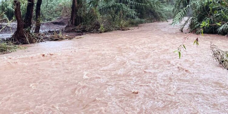 Foto: Huajuapan en vivo – ilustrativa // El desbordamiento del río ha dejado daños materiales a su paso.
