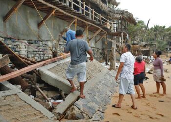Foto: Jorge Luis Plata // En Puerto Escondido varios negocios resultaron afectados tras el paso del Huracán Erick.