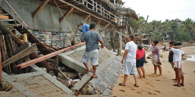 Foto: Jorge Luis Plata // En Puerto Escondido varios negocios resultaron afectados tras el paso del Huracán Erick.