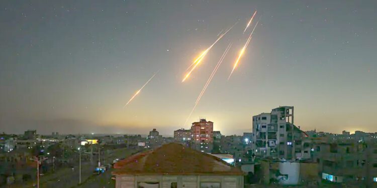 Israel bombardea instalación militar subterránea en el oeste de Irán