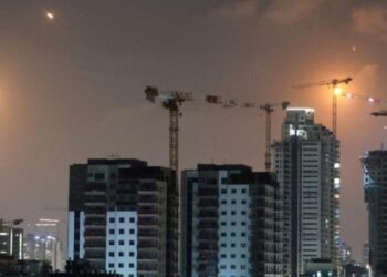 Irán lanza misil que impacta en Tel Aviv en medio de escalada bélica con Israel