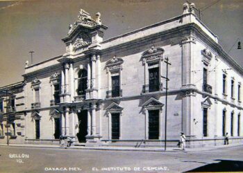 De colegios religiosos coloniales surgió en 1827 el Instituto de Ciencias y Artes, base de la educación en Oaxaca.