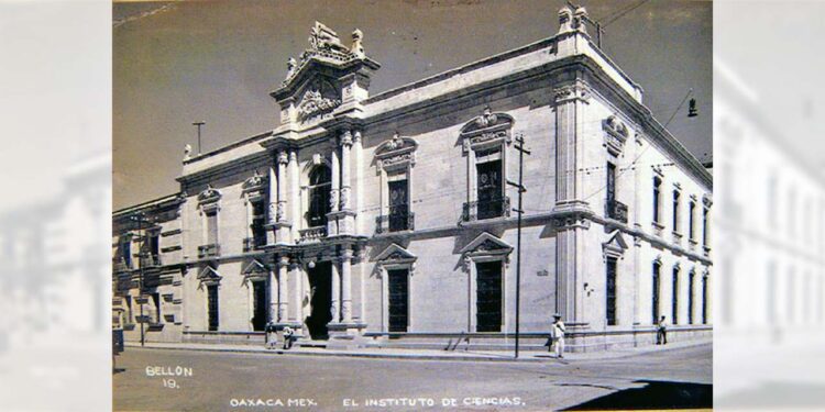 De colegios religiosos coloniales surgió en 1827 el Instituto de Ciencias y Artes, base de la educación en Oaxaca.