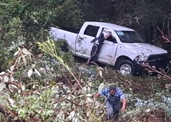 La camioneta estaba destrozada en el fondo de la pendiente.