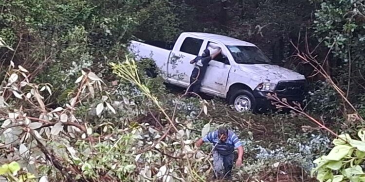La camioneta estaba destrozada en el fondo de la pendiente.