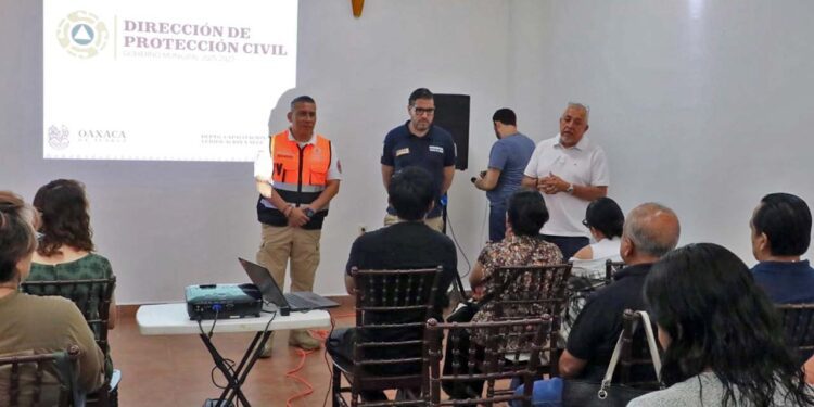 Foto: Adrián Gaytán // La Dirección de Protección Civil Municipal de Oaxaca de Juárez, imparte curso a restauranteros.