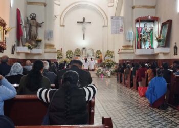 La eucaristía inició a las 09:00 horas y concluyó a las 10:00 horas.