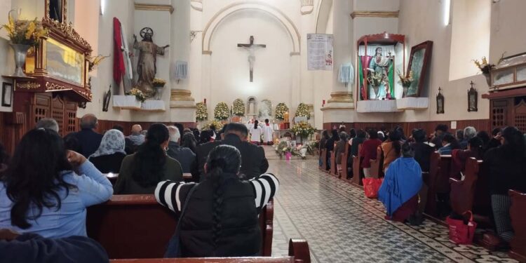 La eucaristía inició a las 09:00 horas y concluyó a las 10:00 horas.