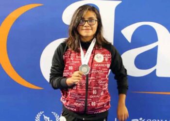 La nadadora oaxaqueña llegó a tres medallas en Olimpiada Nacional.