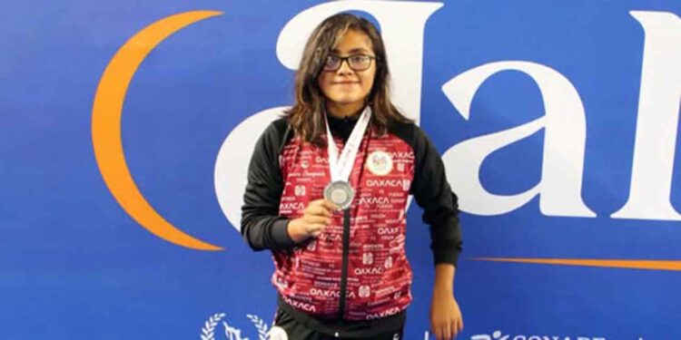 La nadadora oaxaqueña llegó a tres medallas en Olimpiada Nacional.