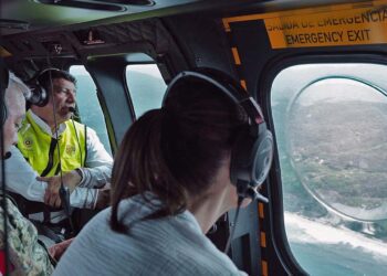 Foto: cortesía // La presidenta Claudia Sheinbaum recorrió en helicóptero la zona afectada por el huracán Erick en la región de la Costa de Oaxaca. Le acompañó el gobernador Salomón Jara.