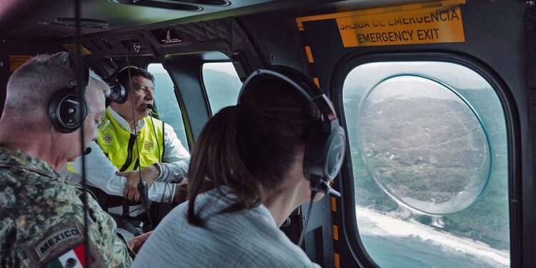 Foto: cortesía // La presidenta Claudia Sheinbaum recorrió en helicóptero la zona afectada por el huracán Erick en la región de la Costa de Oaxaca. Le acompañó el gobernador Salomón Jara.