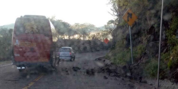 Las intensas lluvias han provocado el derrumbe de cerros.