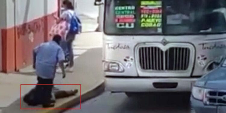 La unidad fue asegurada por la Policía Vial Estatal, pero el conductor responsable continúa prófugo.