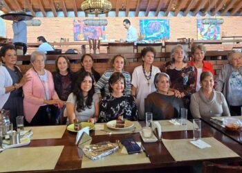 Foto: Rubén Morales // Las amigas muy felices felicitaron a las cumpleañeras por un año más de vida.