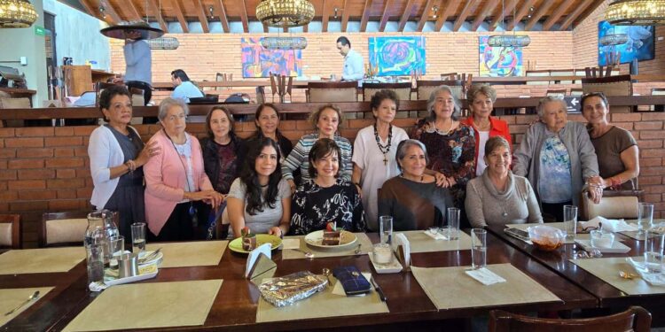Foto: Rubén Morales // Las amigas muy felices felicitaron a las cumpleañeras por un año más de vida.