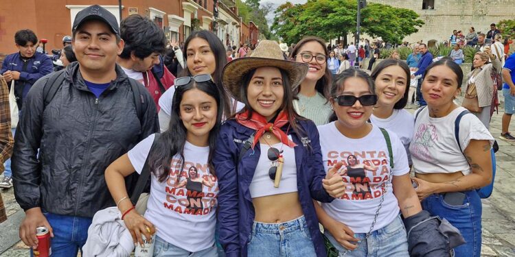 Fotos: Rubén Morales // Los egresados de Contabilidad celebraron con alegría su graduación.