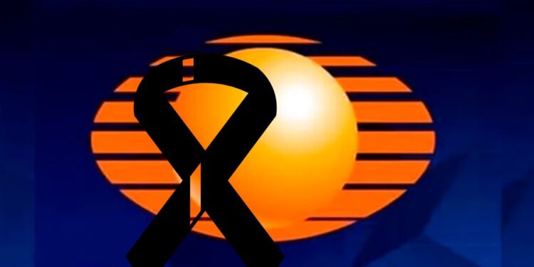 ¿A quién rinde homenaje con moño negro en sus señales Televisa?