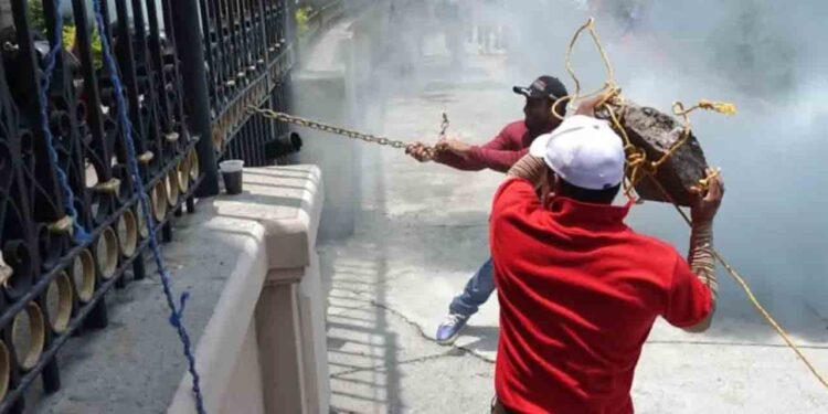 Foto: internet // Maestros de la CETEG se enfrentaron con policías en la Secretaría de Gobernación donde intentaron derribar las puertas y lanzaron bombas caseras y piedras.