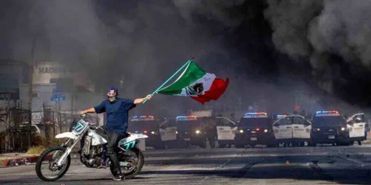 FBI ofrece 50 mil dólares por pista sobre motociclista en protestas de Los Ángeles