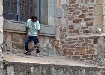 Foto: Oaxaca Sureste Noticias // Joven se sube a la pendiente del muro de la calle Aurelio Valdivieso y que con su patineta se impulsa hasta caer a la banqueta.