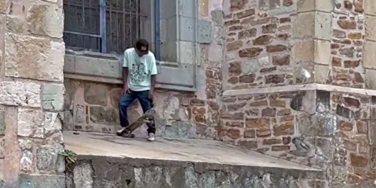 Foto: Oaxaca Sureste Noticias // Joven se sube a la pendiente del muro de la calle Aurelio Valdivieso y que con su patineta se impulsa hasta caer a la banqueta.