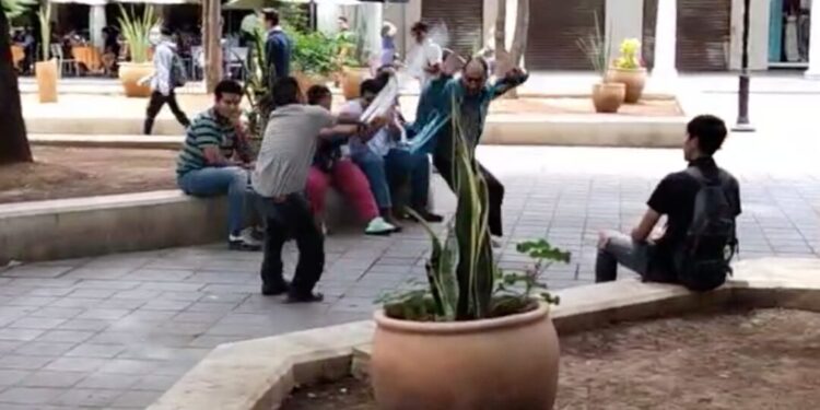VIDEO Trifulca entre indigentes en el Zócalo revela abandono social tras operativo en Oaxaca