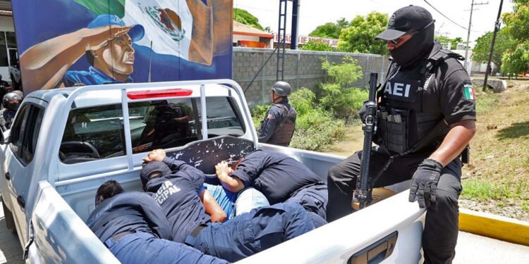 Policías municipales de Juchitán resultaron detenidos por presuntos nexos con el crimen organizado.