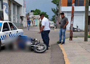 Paramédicos de Bomberos le brindaron los primeros auxilios al joven.