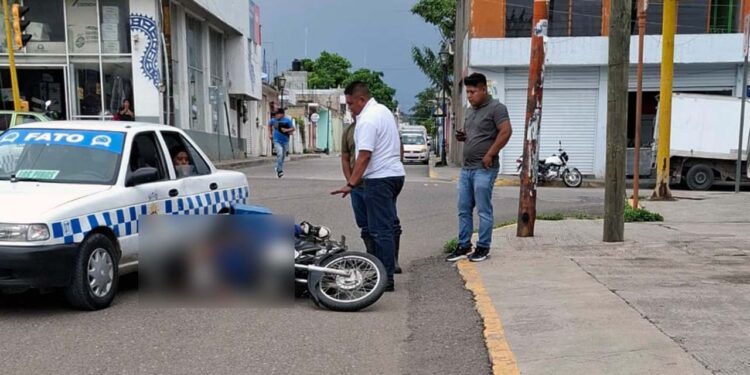 Paramédicos de Bomberos le brindaron los primeros auxilios al joven.