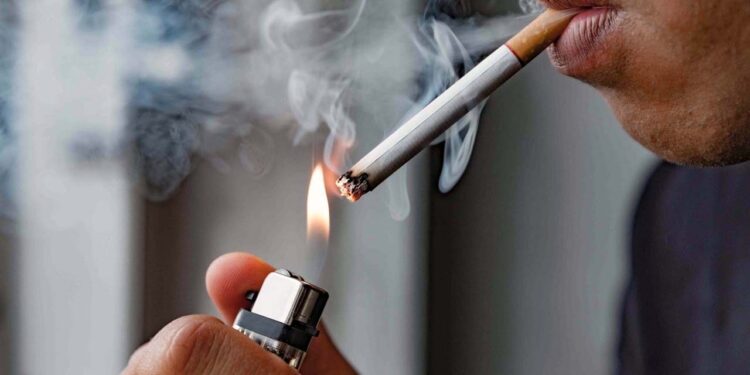 Personal del IMSS llama a los ciudadanos a dejar de fumar para recuperar la salud de su sistema respiratorio.