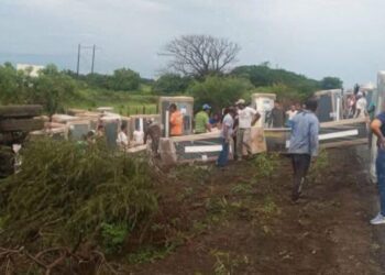 ¡Rapiña sobre ruedas! Vuelca tráiler y saquean refrigeradores en carretera del Istmo