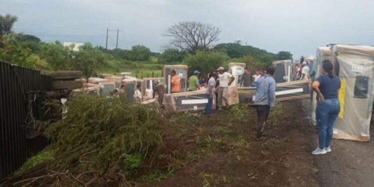 ¡Rapiña sobre ruedas! Vuelca tráiler y saquean refrigeradores en carretera del Istmo