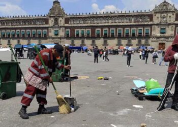 Foto: internet // Realizan labores de limpieza en el Zócalo de la Ciudad de México después de que se levantó el plantón de la CNTE.