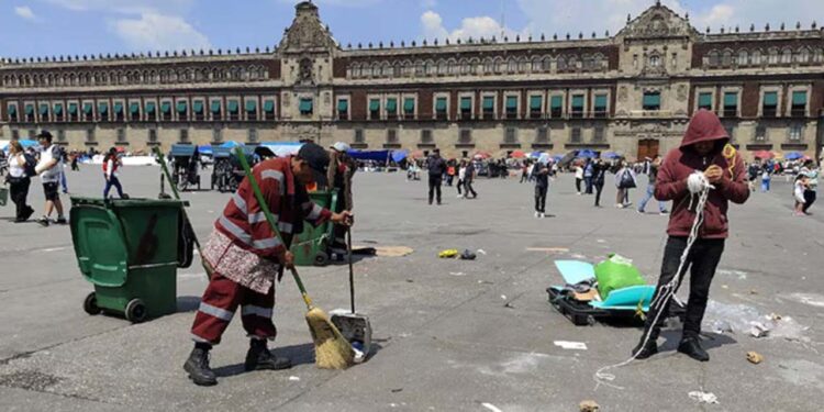 Foto: internet // Realizan labores de limpieza en el Zócalo de la Ciudad de México después de que se levantó el plantón de la CNTE.