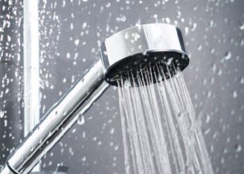 ¿Es malo bañarse con agua caliente? Riesgos para la piel y la salud que debes conocer
