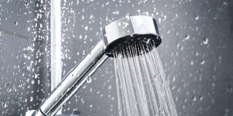 ¿Es malo bañarse con agua caliente? Riesgos para la piel y la salud que debes conocer