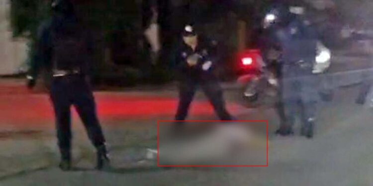 Resultó con lesiones en el rostro tras caerse frente a un módulo de policía.