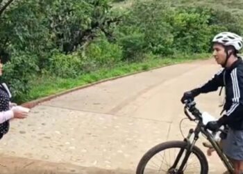 Fotos: cortesía // Sin identificarse, este domingo, un hombre y una mujer comenzaron a cobrar una cuota de 50 pesos a ciclistas por recorrer el Camino de Juárez, en el municipio de Tlalixtac de Cabrera.