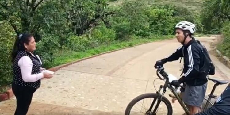 Fotos: cortesía // Sin identificarse, este domingo, un hombre y una mujer comenzaron a cobrar una cuota de 50 pesos a ciclistas por recorrer el Camino de Juárez, en el municipio de Tlalixtac de Cabrera.
