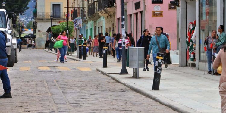 Fotos: Adrián Gaytán // Se estima que la próxima temporada de Guelaguetza dejará 135 toneladas de desechos extras al día.