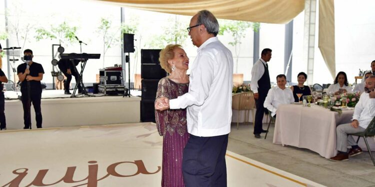 Fotos: Rubén Morales // El hijo de Maruja, Eusebio, realizó un brindis en su honor y bailó con ella un paso doble.